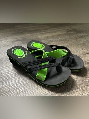 Women Vintage Skechers wedge sandals from the “Somethin’ Else” Line